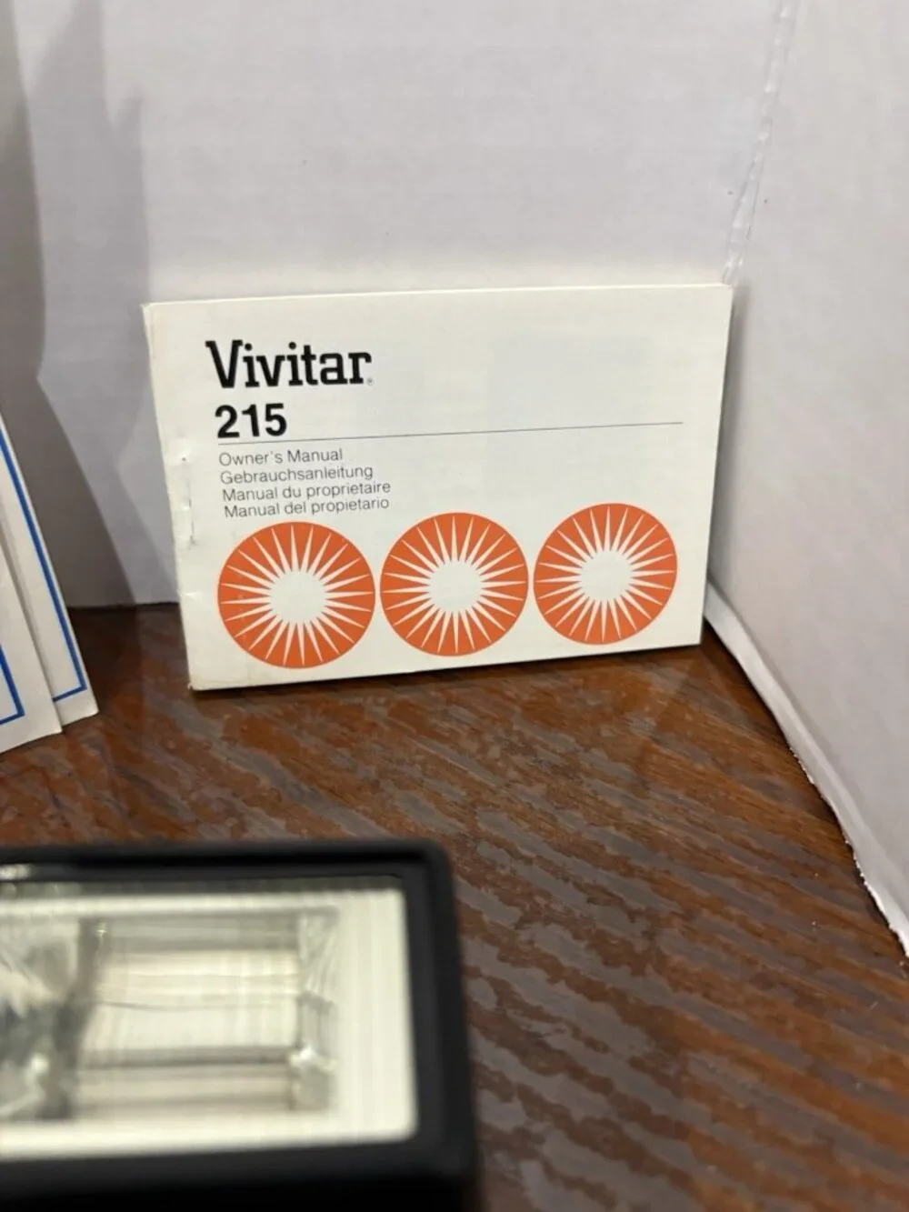 Vivitar Auto 215 Compact Electronic Flash w/Sync cord Manual Tested
